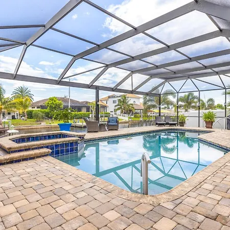 Miramar Mansion - Spacious 5Bd 5Ba W Pool & Canal